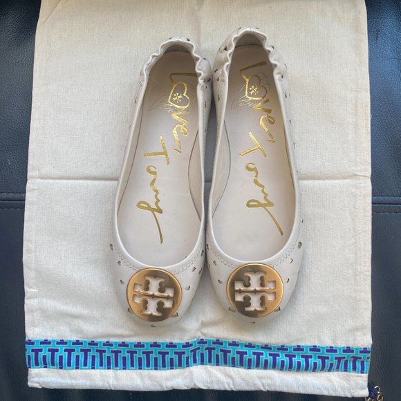 TORY BURCH MINNIE HEART CUTOUT LEATHER BALLET FLATS SZ 6.5 CREAM GOLD - Picture 3 of 10